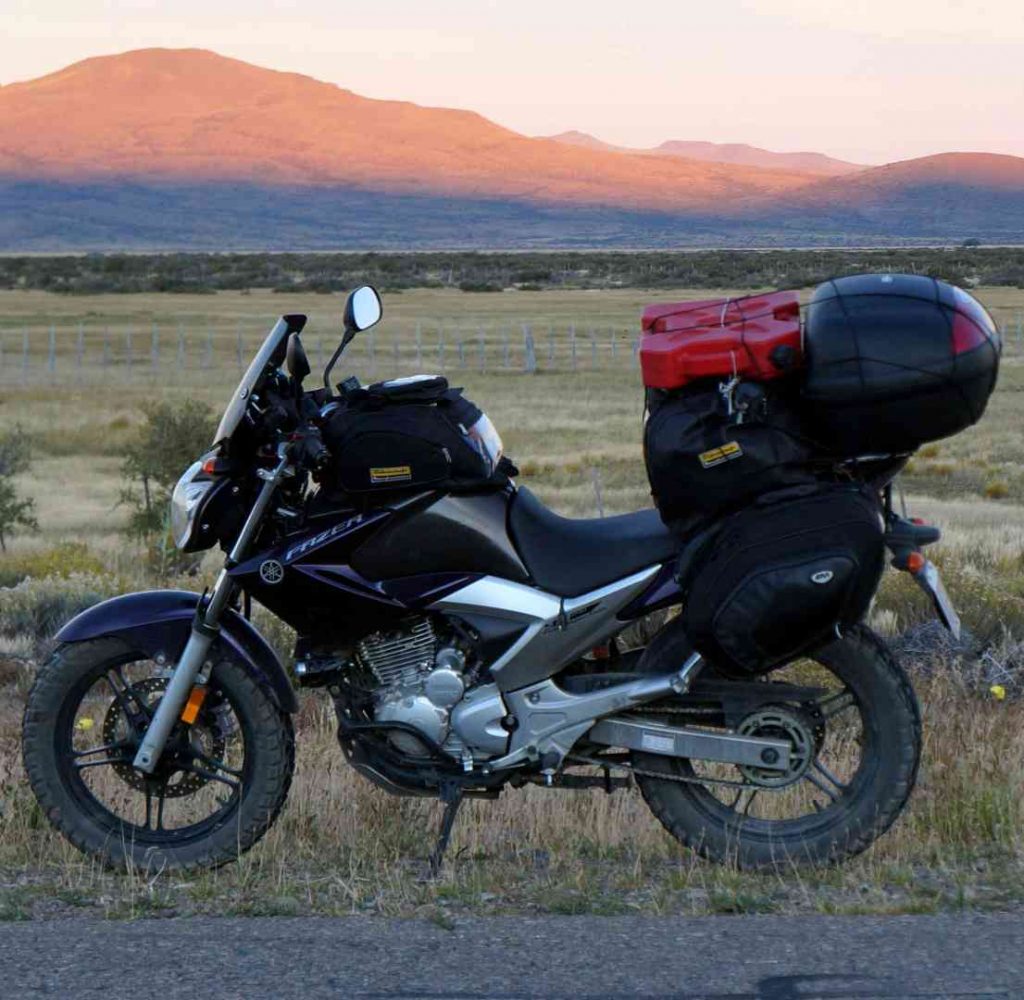 Yamaha Fazer en Gobernador Costa (Ruta 40)