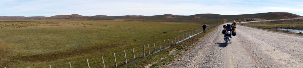 Ruta de ripio en Tierra del Fuego rumbo a Rio Grande