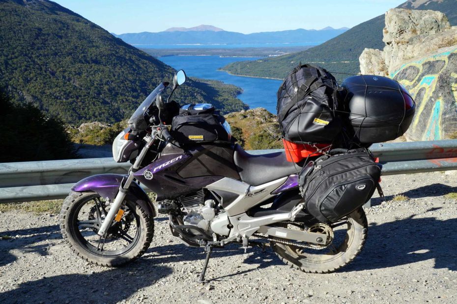 Yamaha Fazer YS 250 en Paso Garibaldi, Tierra del Fuego, rumbo a Ushuaia