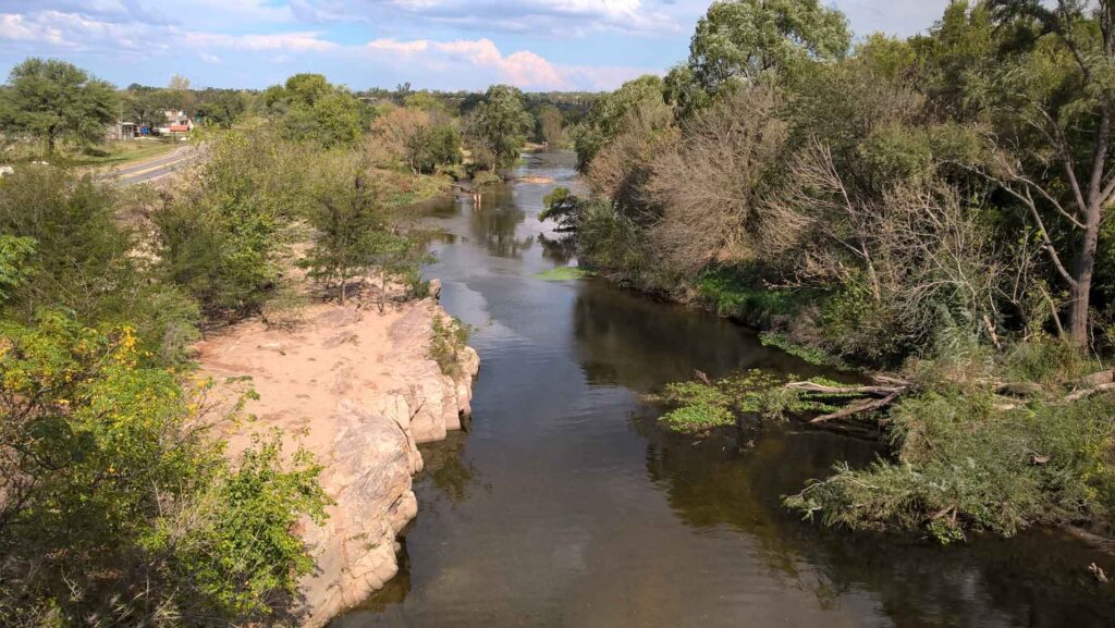 Rio Segundo o Xanaes visto desde un antiguo puente ferroviario.