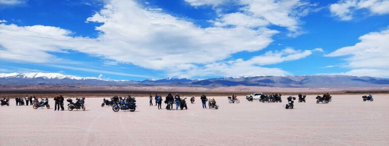 Moteros en Pampa del Leoncito - San Juan - Argentina