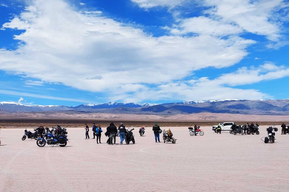 Moteros en Pampa del Leoncito - San Juan - Argentina