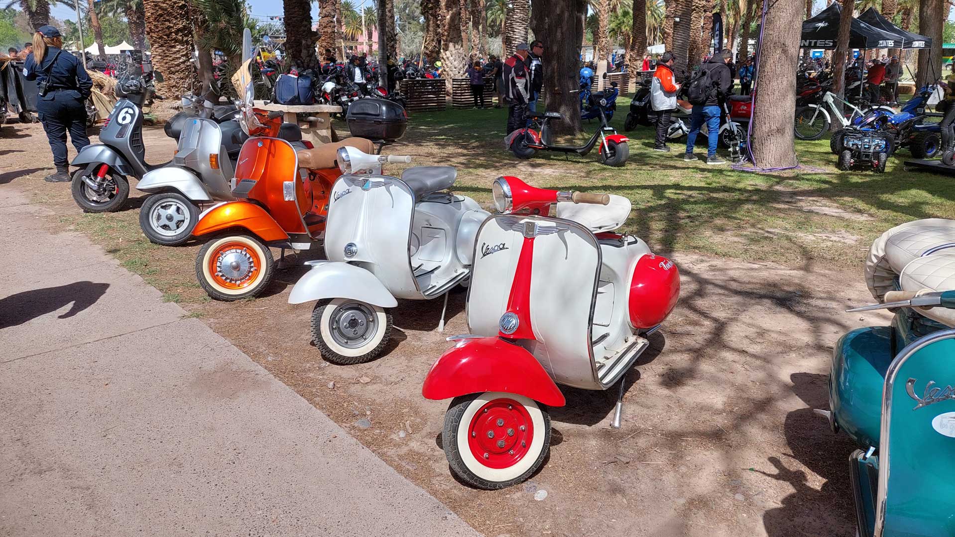 Scooters Vespa del club Vespa en el motoencuentro Mototurismo San Juan 2022