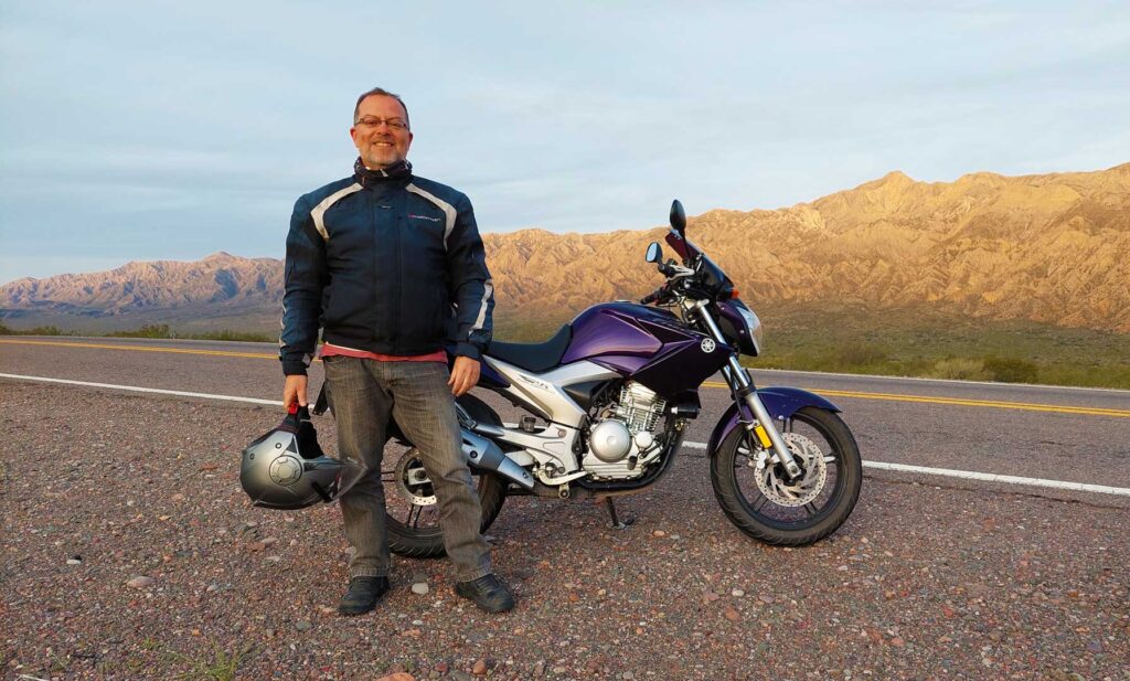 El motoviajero y su moto a la vera de la Ruta Nacional 40 - San Juan - República Argentina