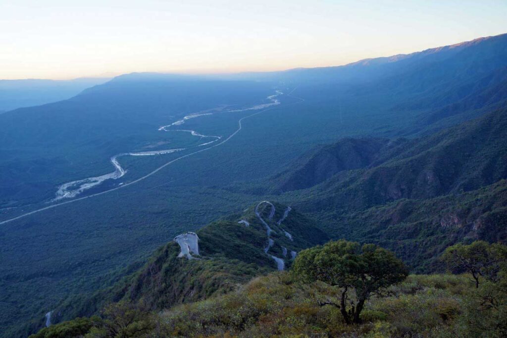 Cuesta del Portezuelo - Catamarca - Al fondo la ruta nacional 38