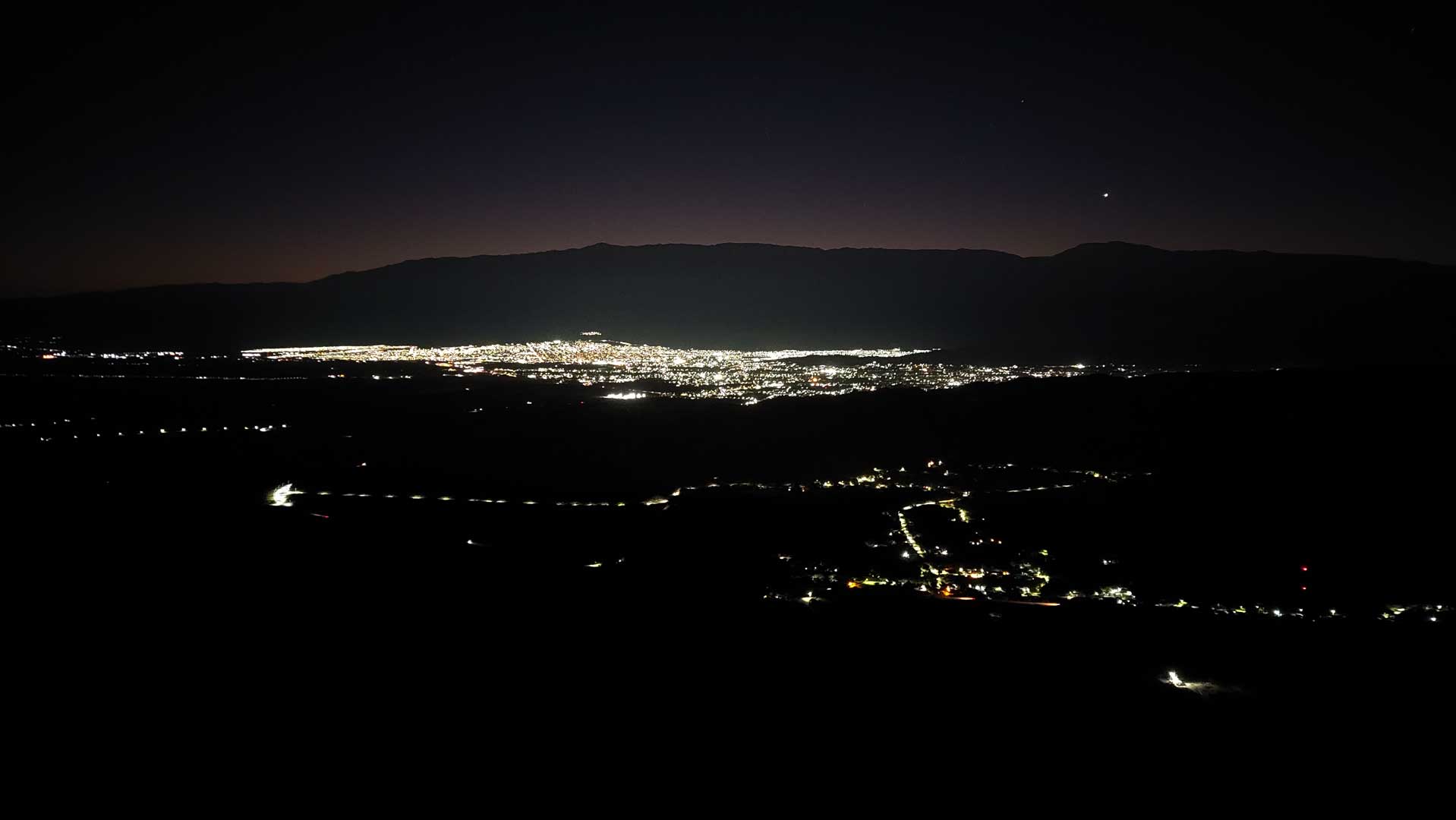 Vista nocturna desde un mirador de la Cuesta del Portezuelo